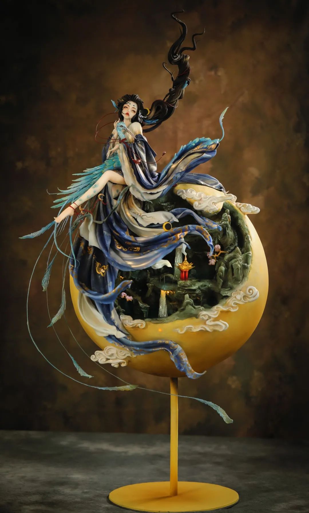 Zhou Yi’s intricate fondant sculpture, with flowing blue robes above a golden globe